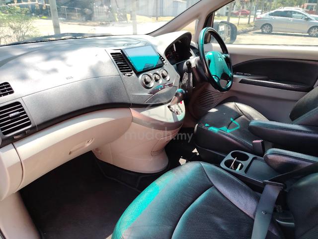 2010 Mitsubishi GRANDIS 2.4 FACELIFT (A) - 5