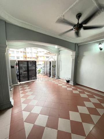 Double Storey House @ Taman Daya | 3R2B | Partially Furnished | 1