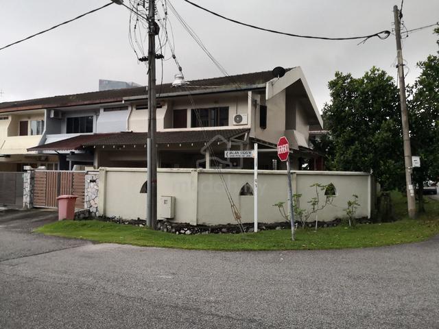 A corner lot double storey house 1