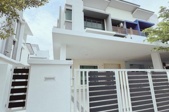 Semi-D 3 Tingkat Renovated, Taman Merak, Bukit Baru - 5 Bilik 1