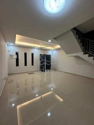Senai Scientex Jaya / 2.5 Storey House Near Seelong Bandar Putra Kulai 1