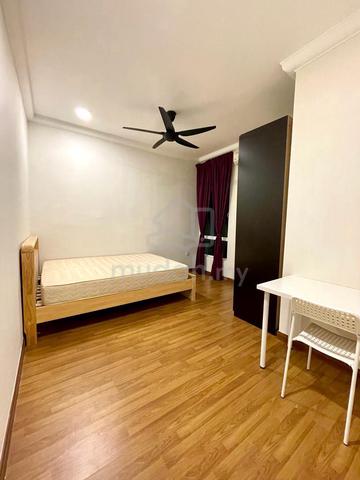 Spacious Middle Room for Rent  FEMALE Unit Only 🌟 1