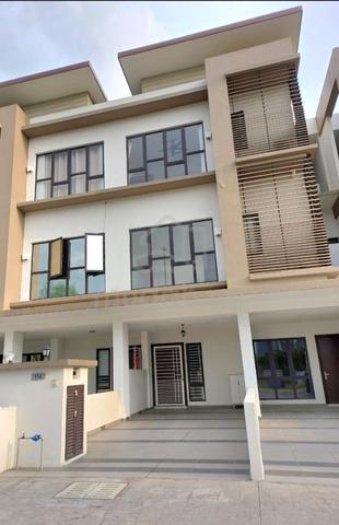 3 Storey Townhouse N’Dira 16 Sierra Puchong  7R4B, 3 carparks For Rent 1