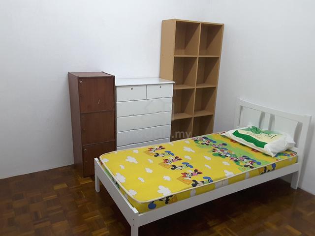 Room to let FEMALE ONLY-opposite HSNZ 2minutes walking 1