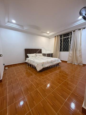 Kelana Puteri Condo Master Bedroom to Let 1