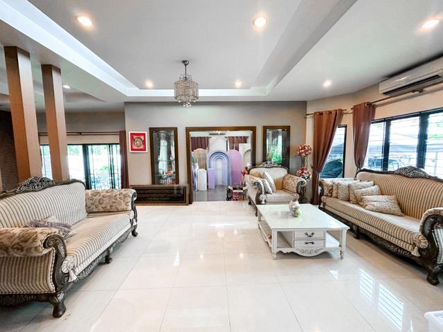 Spacious Double Storey Bangi Bungalow with Private Swimming Pool & Big 4