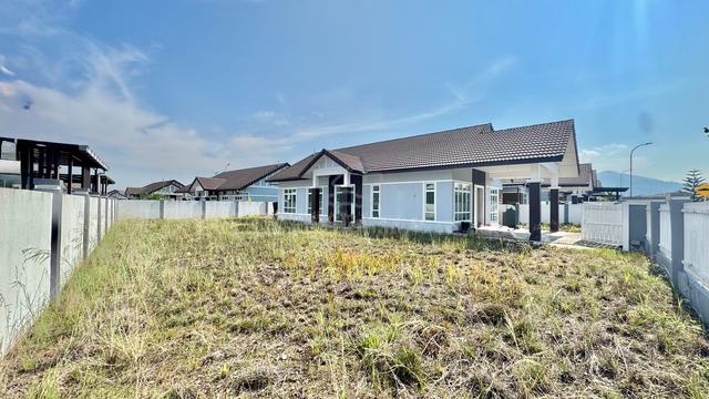 Big Extra Land Single Storey Bungalow 1