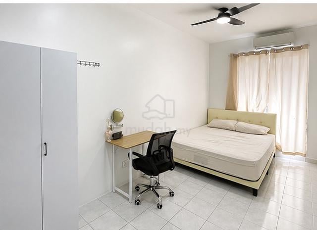 Female Master room with car park 1
