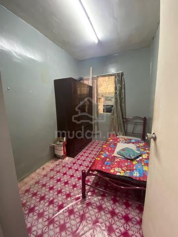 Middle Room for Rent 1