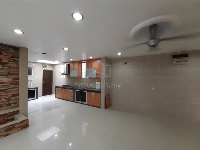 Beautiful, Well maintain and spacious house 1