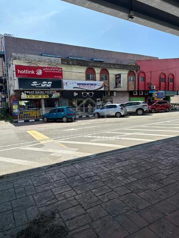 Kedai/ Restoran / Showroom Corner Lot dekat Simpang Besar Di Bandar Ta 1