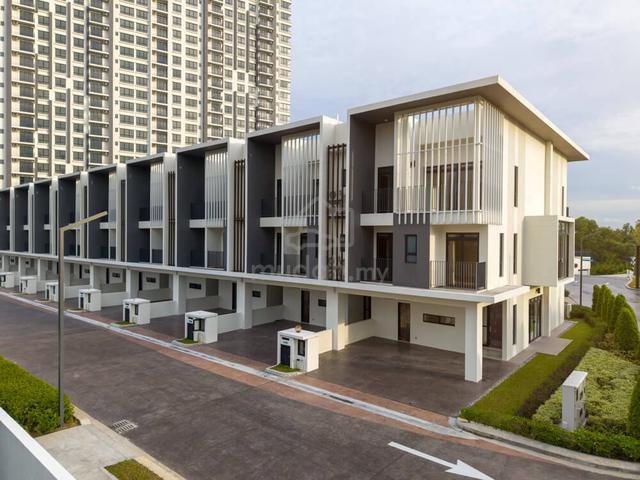 Alstonia hilltop villa house sungai buloh bukit Rahman putra Corner 1