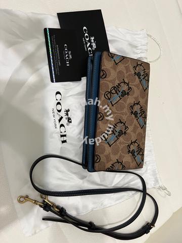 Original Coach wallet on chain for sale - Bags & Wallets for sale in Subang  Jaya, Selangor