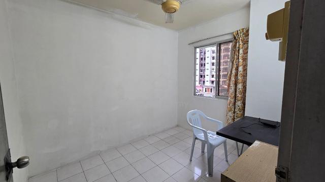 Taman Kristal, Small room available  4