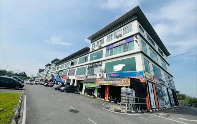FOR SALE ♦️ Moyan 3 storey Shoplot jln batu kawah matang Kuching 1