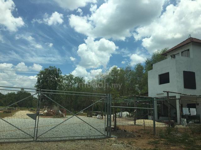 FACING HIGHWAY Flat Land 1.59 Acres with Building, Dengkil Selangor 1