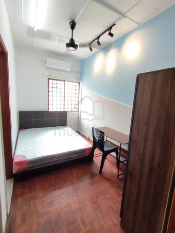 Berjaya Park Landed, Kota Kemuning, Medium Room Attach Sharing Toilet 1