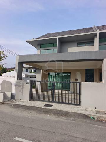 Empty Double storey terrace corner lot for rent in Kuantan 1