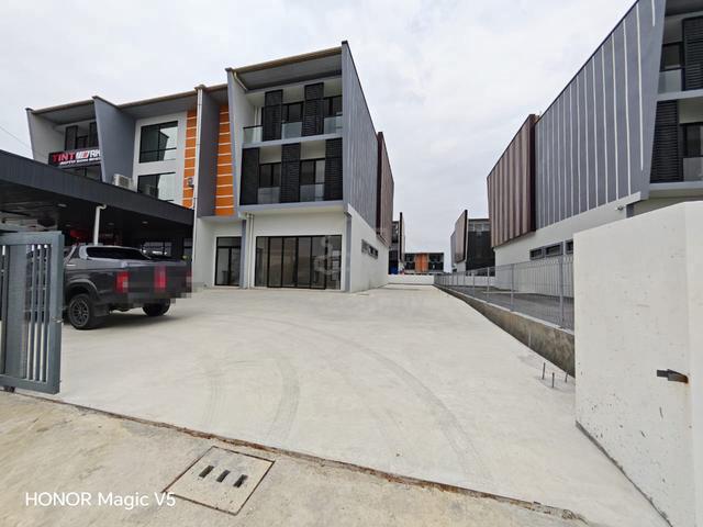 Pine Square 66 Light Industry 3 Storey Semi D Showroom @ warehouse For 1