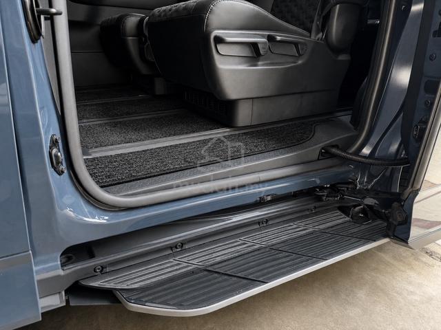 Grade 4.5 / 2023 Toyota Voxy SZ 360 Cam Side Step - 4