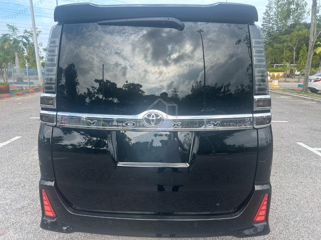 2020 Toyota VOXY 2.0 ZS KIRAMEKI III (A) - 4