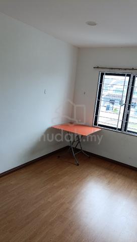 middle room to let  3