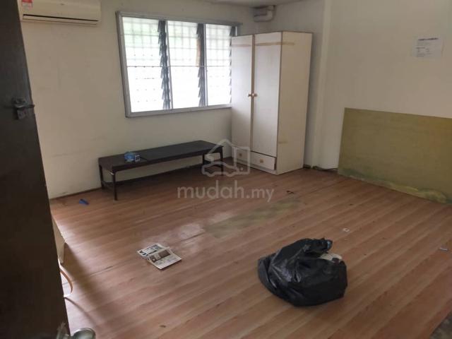 5 min @MRT Kjg !! 3 Bedrm Hse !! Extended Kitchen !! Balcony !! 1