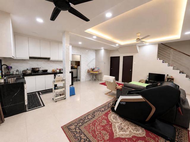 RENOVATED FACING TASIK! 2 Storey Semi D Taman Desiran Bayu, Puchong 1