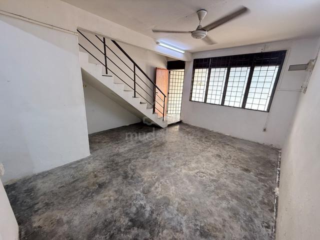 Tebrau Taman Johor jaya Double Storey 2bed  1
