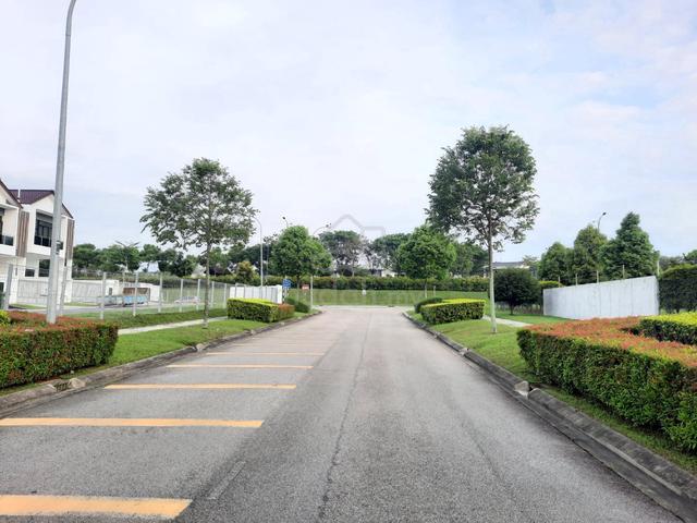 Bukit Indah near Aeon Jusco, Walking 100m to Bus Stop, 2nd Link & JB 1