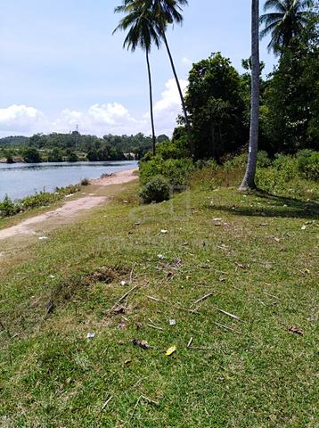 Tanah cantik tepi sungai Marang. 1
