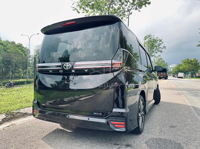 2022 Toyota VOXY 2.0 S-Z (A) 5A Power Boot 8Y Wrty - 3