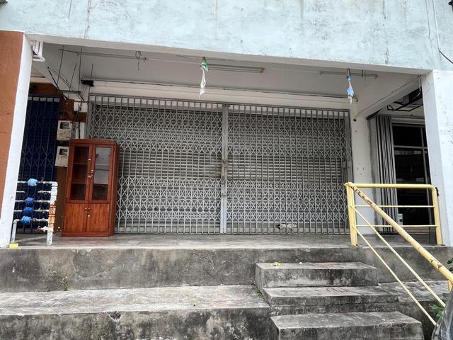 Seri Kembangan Putra Permai Shop-Ground Floor, Below Flat, 660sqft 1