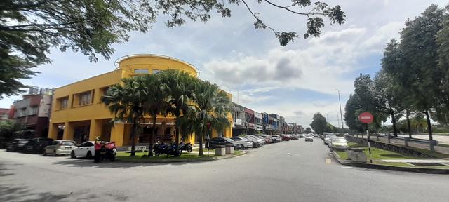 Facing Main Road Shop at Putra Heights 1