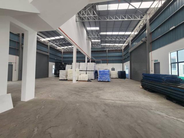 S.G Jawi/Valdor/1.5 Storey Adjoing Fully Detached for Rent 1