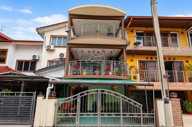 3 Storey Terrace 16x70, Renovated & Extended. Taman Selayang Mulia 1