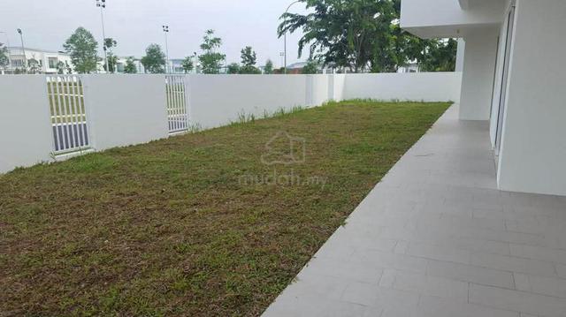 Double storey corner lot in Sendayan Suriaman for sale 1