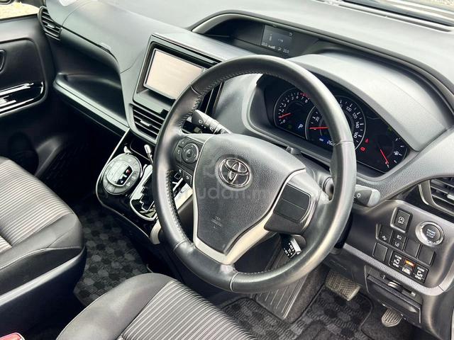 2020 Toyota VOXY 2.0 KIRAMEKI 2* 7 seater - 4