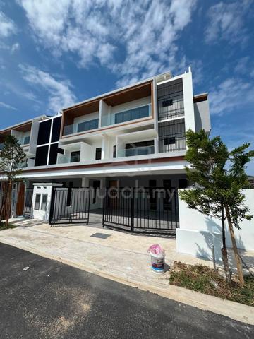 REPULSE BAY Luxury Waterfront 2.5 Storey Superlink House 1