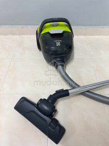 Electrolux CompactGo Cyclonic Vacuum - photo 6 of 6