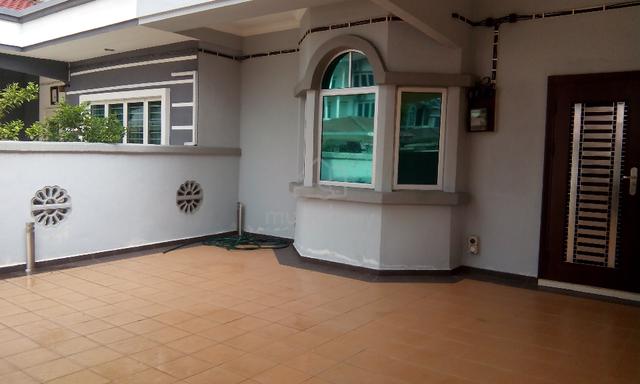 Freehold | 3 Storey | Renovated & Furnished | 5R4B 1