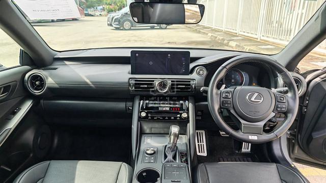 2023 Lexus IS300 2.0 F-SPORT ( RARE COLOUR ) - 4