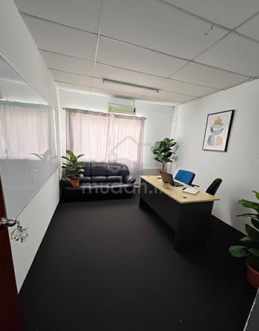 Personal mini office/space/studio / Business showroom 1