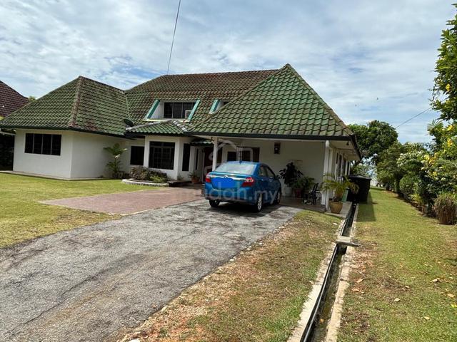 1 1/2 Storey Sea View Bungalow with Swimming Pool at Port Dickson. 1