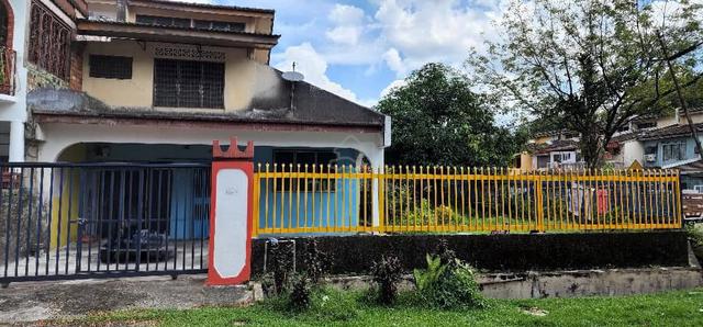 Shah Alam Seksyen 25 Double storey Corner lot 3000sqt area Renovated 1