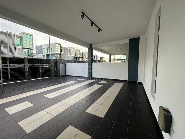 Nusa Sentral 3 storey house for Rent 1