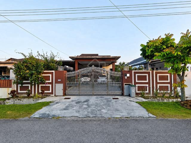 SIKAMAT Single Storey Bungalow For Sale 1
