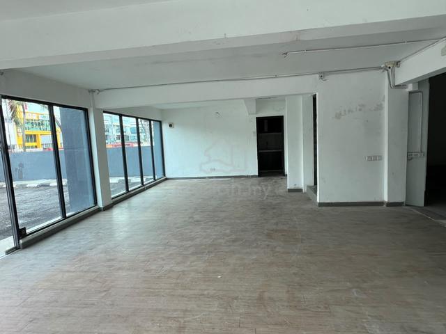 Double-Storey Corner Semi-Detached Unit in Glenmarie 1