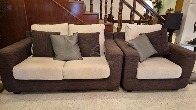 Modern 2 1 Seater Sofa Set – (Negotiable) - photo 3 of 4