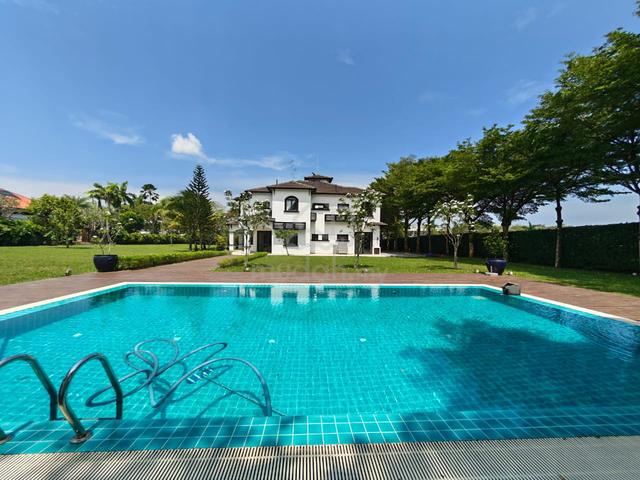 Bungalow with Private Swimming Pool @ Leisure Farm Gelang Patah 1